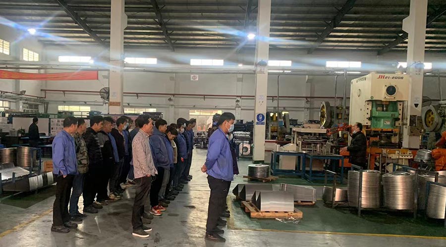 意氣奮發(fā)！金環(huán)電器沖壓車(chē)間組織人員開(kāi)展例行早會(huì)